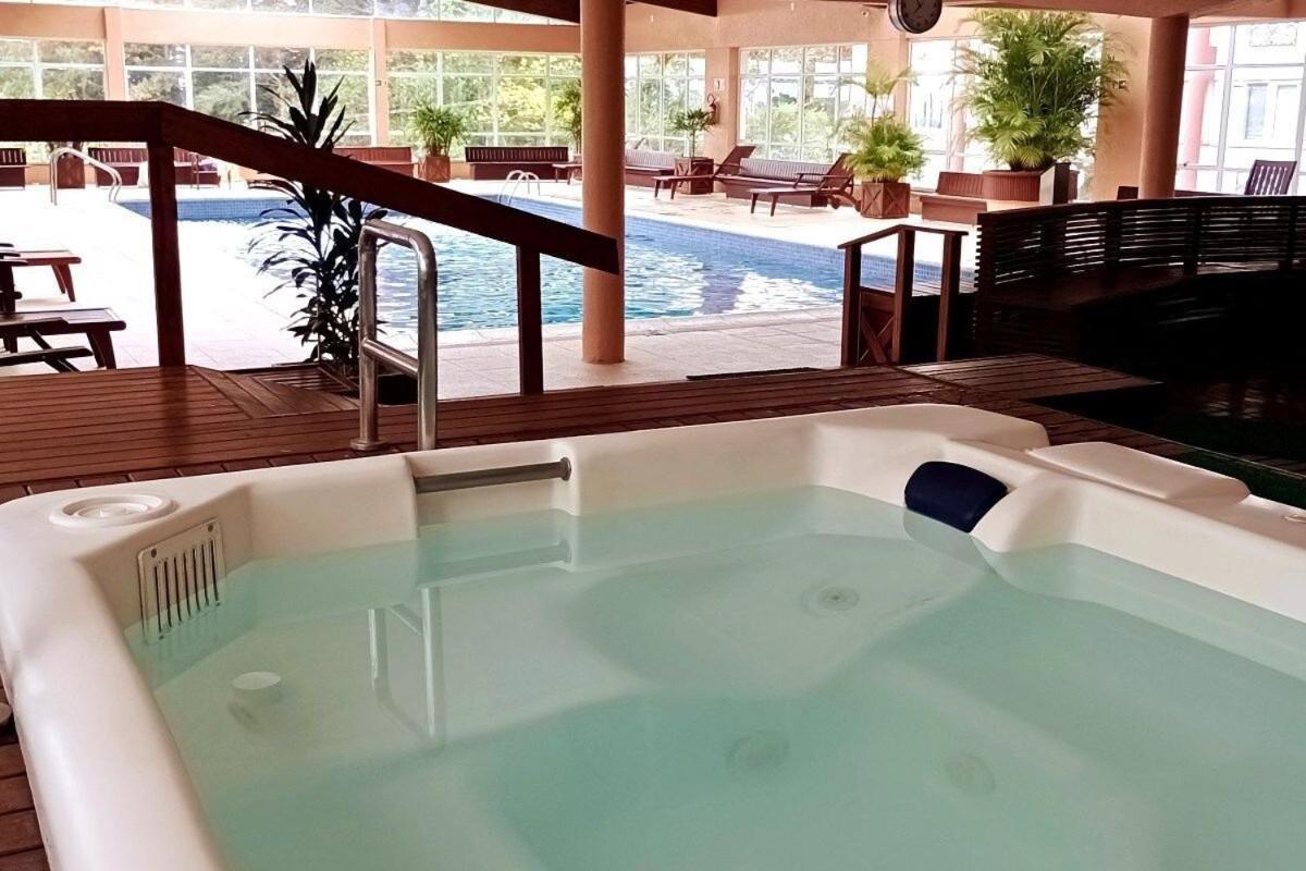 Apartamento No Residencial Village No Centro De Gramado, Com Piscina Aquecida E Hidromassagem Exterior foto